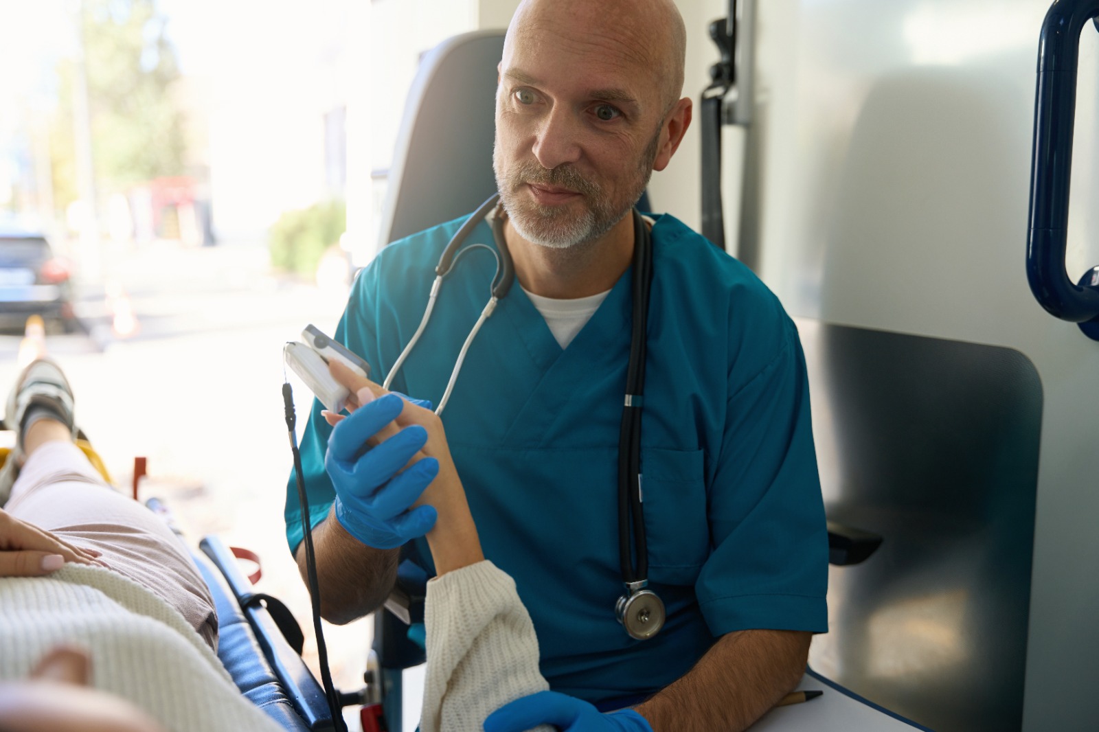 Paciente recibiendo orientación médica a través de un dispositivo